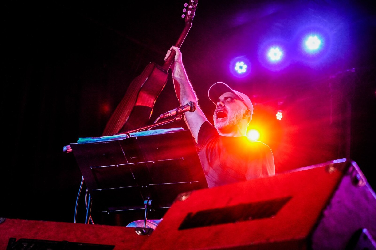 Zambayonny levanta la guitarra durante un concierto